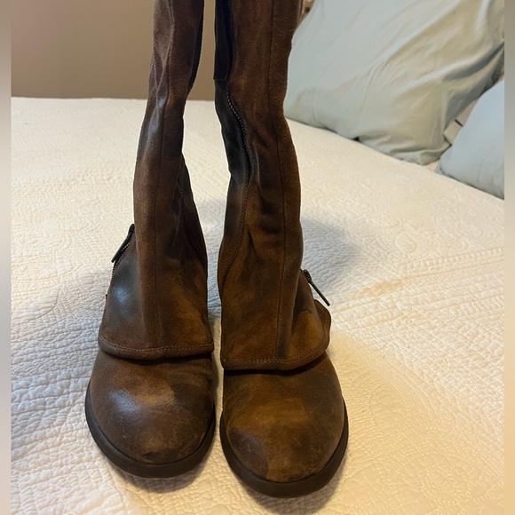 Donald Pliner Devi Tall boots 8.5, 2” heel, 14.5 circumference. Double zippers. - Picture 3 of 4